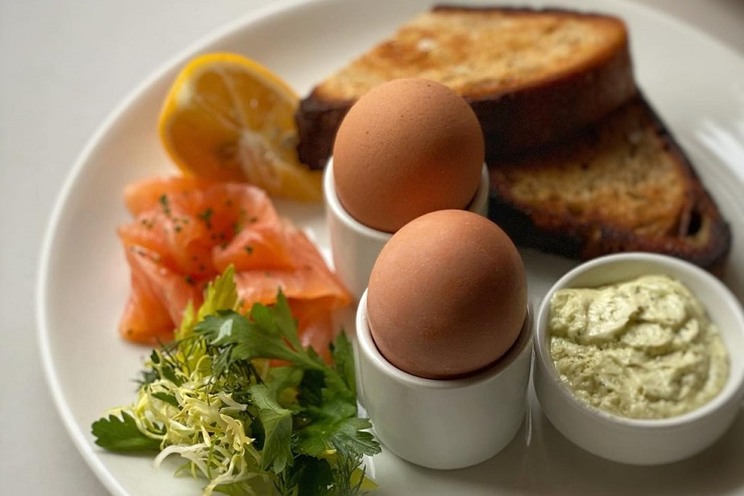 Яйца отварные с тостом и сливочным маслом, 250 руб.