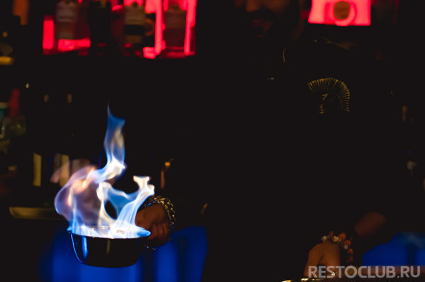 Приготовление коктейля Fire Dragon (ром, свежие фрукты, сок лимона, специи)