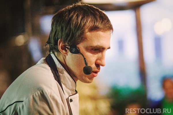 Игорь Гришечкин готовится удивить тирамису из желудей