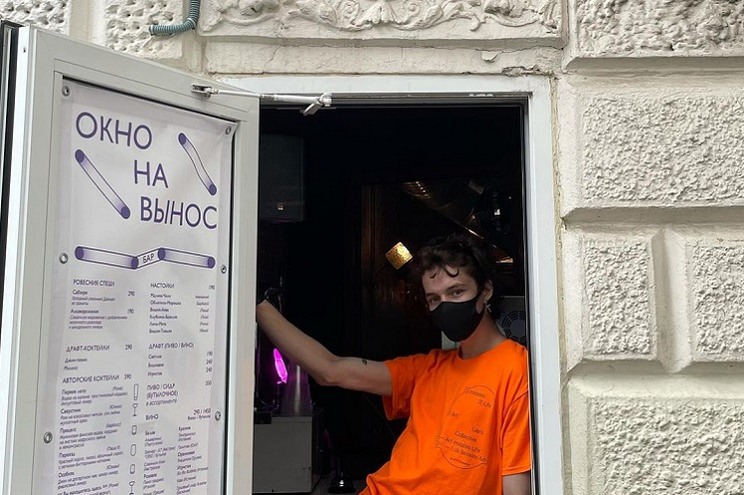 Окно навынос в баре «Ровесник»