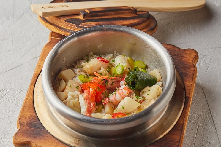 Камамеши с морепродуктами, водяным орехом и спаржей, 1290 руб.