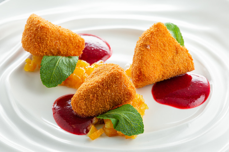 Хрустящие крокеты с камамбером (430 руб.) из Brasserie Kriek
