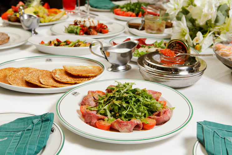 Фирменный стейк-салат «Строганов» в Stroganoff Steak House