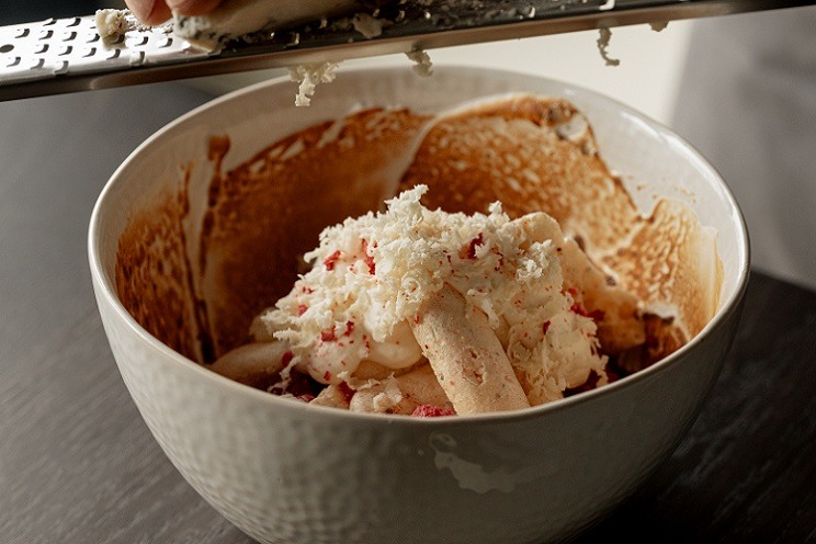Маковое безе с малиной и горгонзолой, 420 руб.