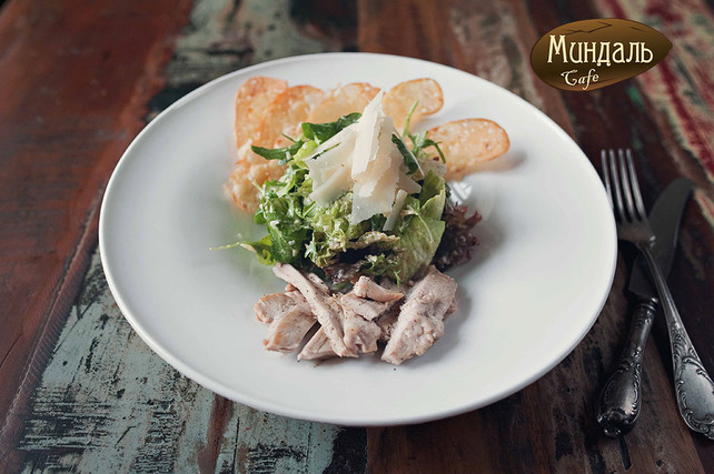 ресторан «Mindal Cafe», Зеленый салат с курицей